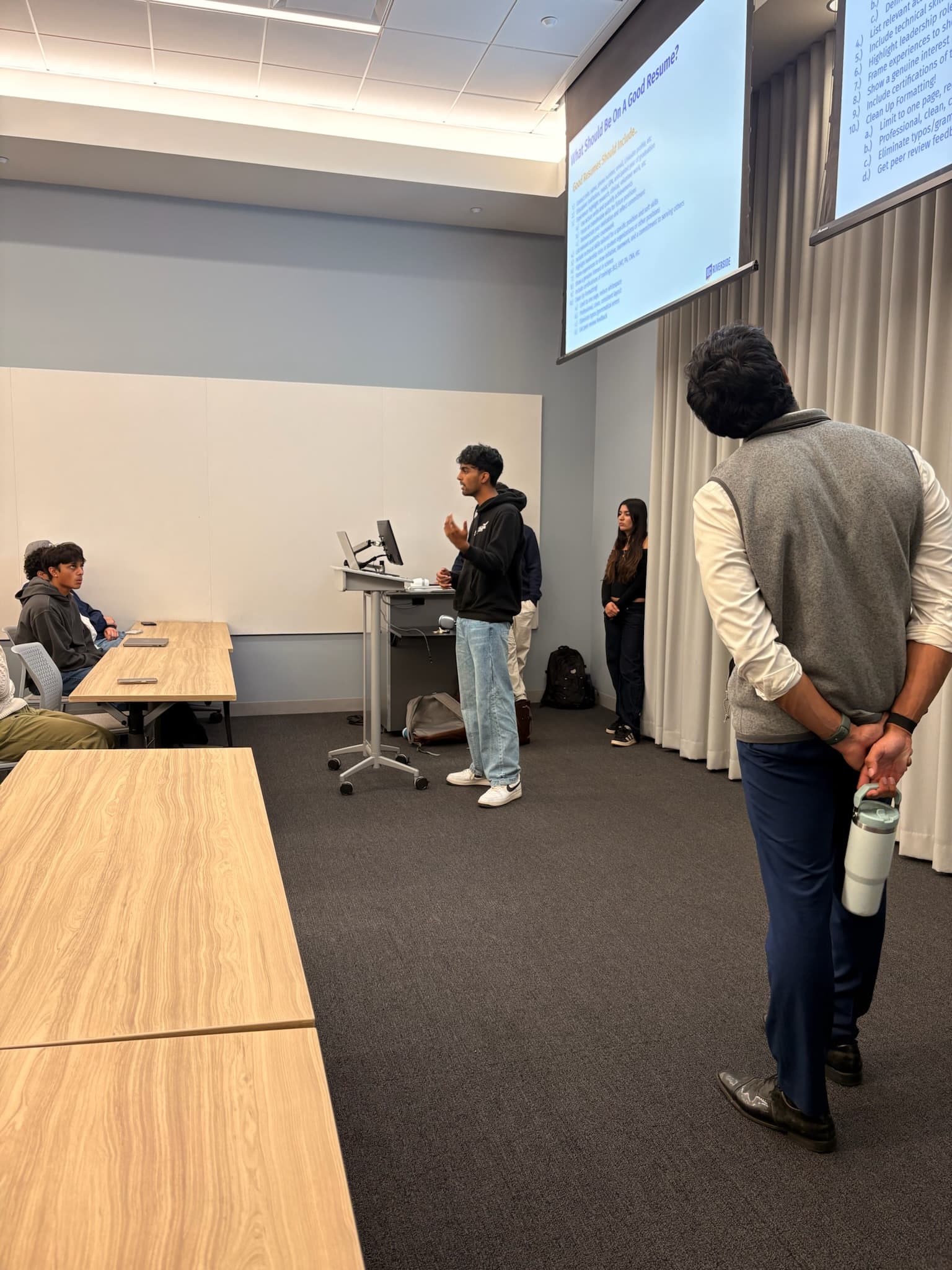 A student presenter explaining how to build a strong research resume